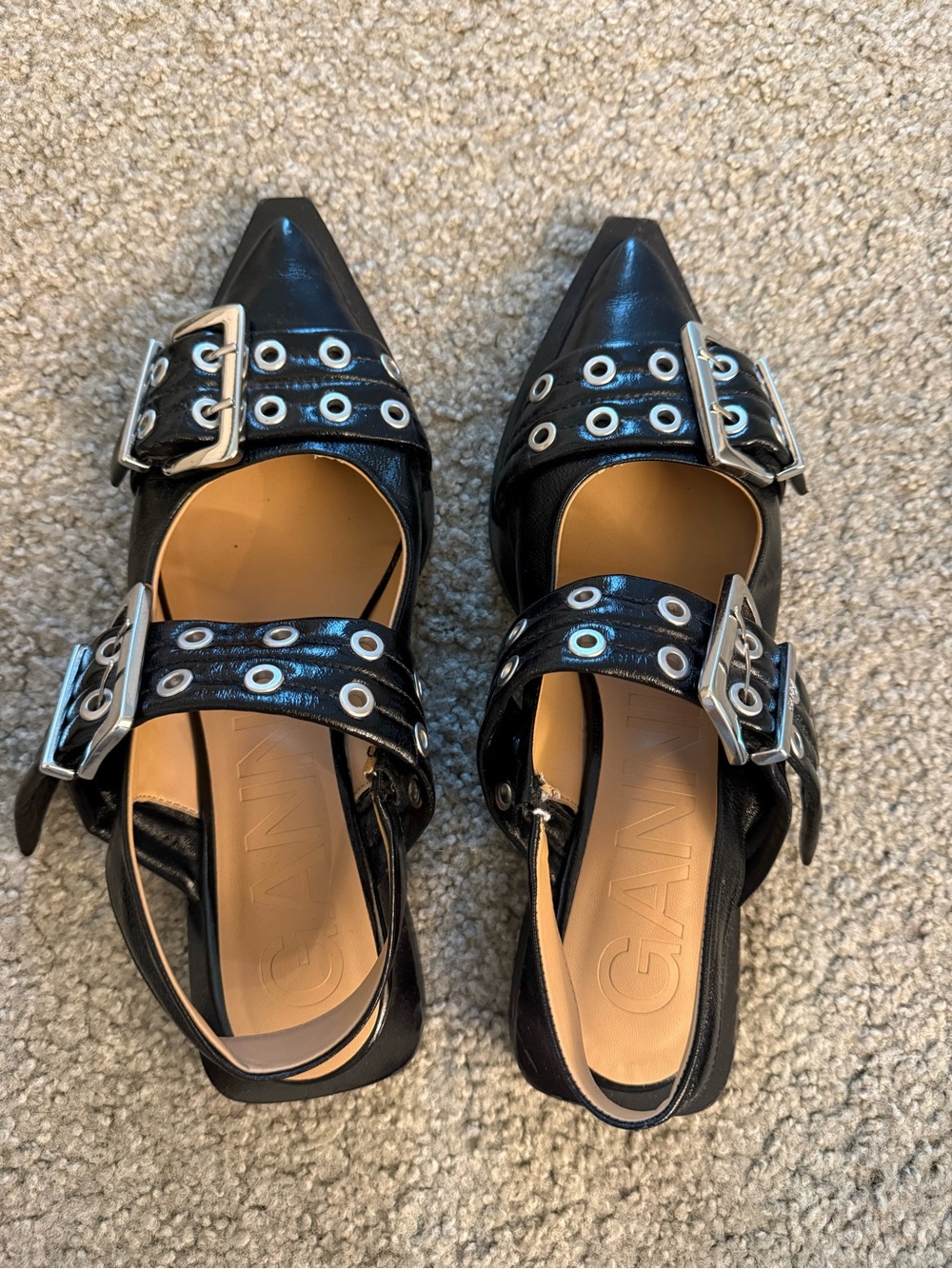 Ganni feminine buckle ballerinas in black, used but in good condition. Size 38